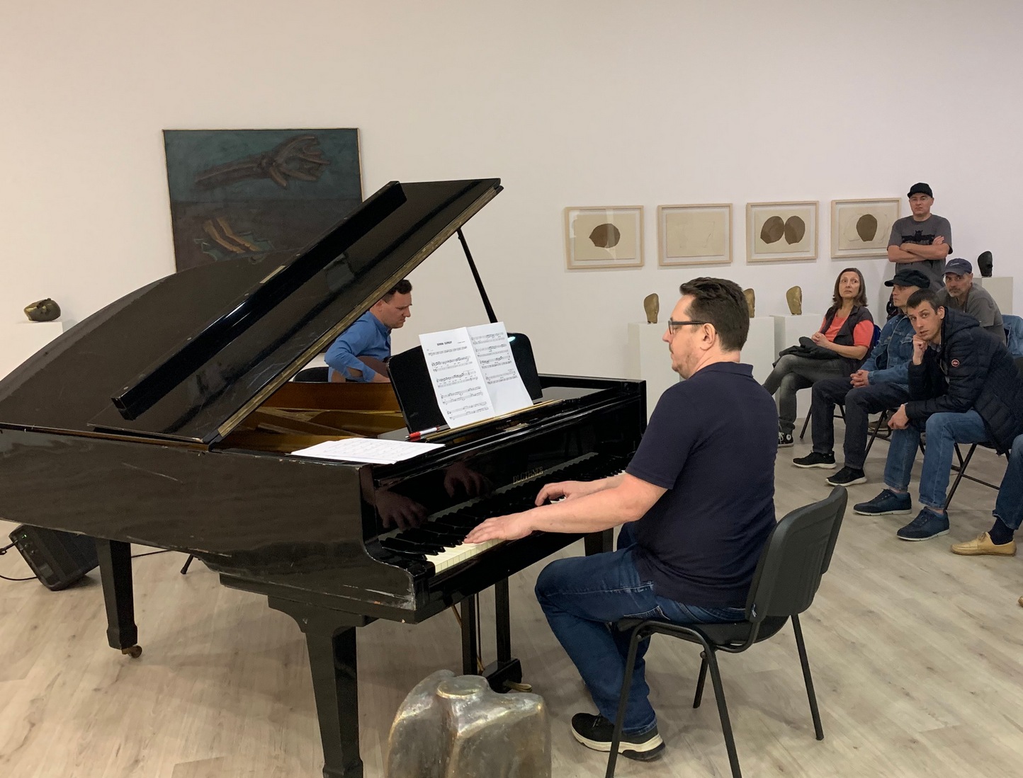 Изящен концерт поднесоха Стийв Хамилтън и Александър Логозаров в Арт център - Плевен